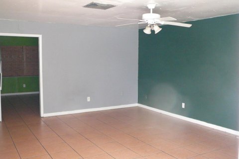 Commercial property in St. Lucie, Florida 273.13 sq.m. № 2077886 - photo 6