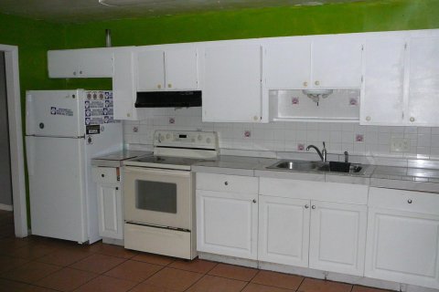 Commercial property in St. Lucie, Florida 273.13 sq.m. № 2077886 - photo 10