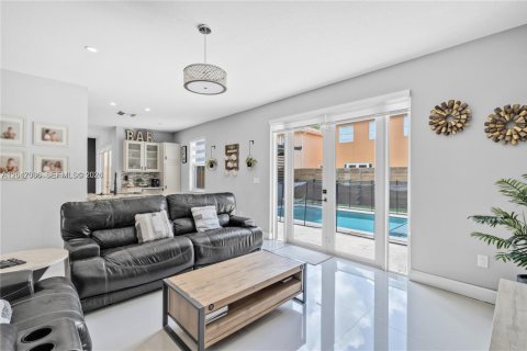 Villa ou maison à vendre à Miami, Floride: 5 chambres, 220.92 m2 № 2180589 - photo 4