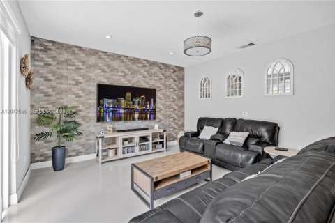 Villa ou maison à vendre à Miami, Floride: 5 chambres, 220.92 m2 № 2180589 - photo 5