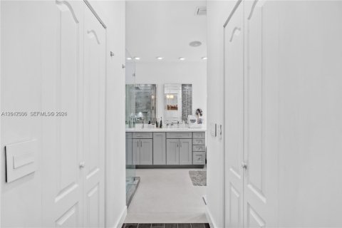 Villa ou maison à vendre à Miami, Floride: 5 chambres, 220.92 m2 № 2180589 - photo 16