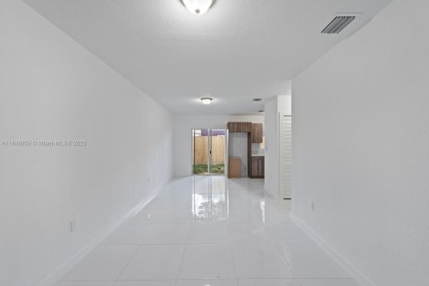 House in Miami, Florida 3 bedrooms, 90.95 sq.m. № 1888833 - photo 8