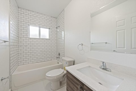 House in Miami, Florida 3 bedrooms, 90.95 sq.m. № 1888833 - photo 10
