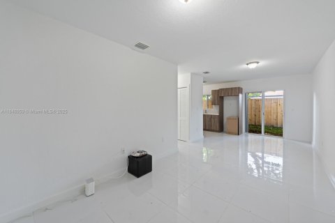 House in Miami, Florida 3 bedrooms, 90.95 sq.m. № 1888833 - photo 15
