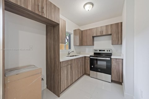 House in Miami, Florida 3 bedrooms, 90.95 sq.m. № 1888833 - photo 9
