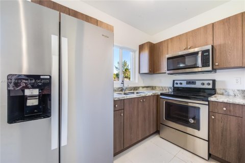 House in Miami, Florida 3 bedrooms, 90.95 sq.m. № 1888833 - photo 5
