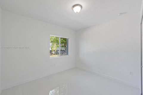 House in Miami, Florida 3 bedrooms, 90.95 sq.m. № 1888833 - photo 14