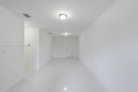 House in Miami, Florida 3 bedrooms, 90.95 sq.m. № 1888833 - photo 11
