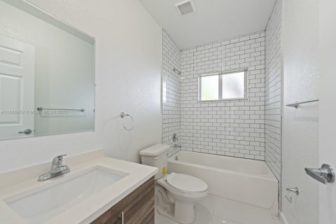 House in Miami, Florida 3 bedrooms, 90.95 sq.m. № 1888833 - photo 22