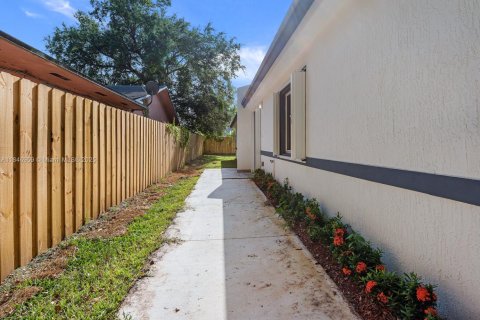 House in Miami, Florida 3 bedrooms, 90.95 sq.m. № 1888833 - photo 26