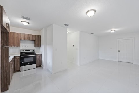 House in Miami, Florida 3 bedrooms, 90.95 sq.m. № 1888833 - photo 6