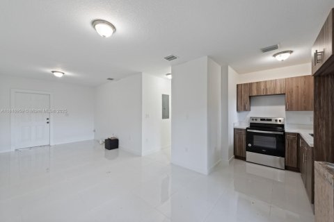 House in Miami, Florida 3 bedrooms, 90.95 sq.m. № 1888833 - photo 18