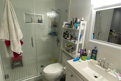 House in Hialeah, Florida 4 bedrooms, 183.2 sq.m. № 2013129 - photo 6