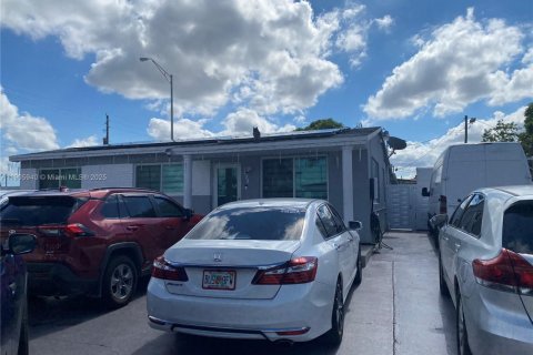 House in Hialeah, Florida 4 bedrooms, 183.2 sq.m. № 2013129 - photo 2