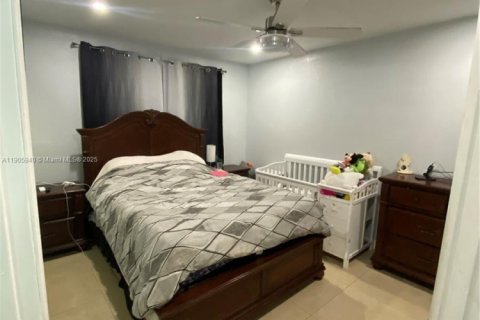House in Hialeah, Florida 4 bedrooms, 183.2 sq.m. № 2013129 - photo 5