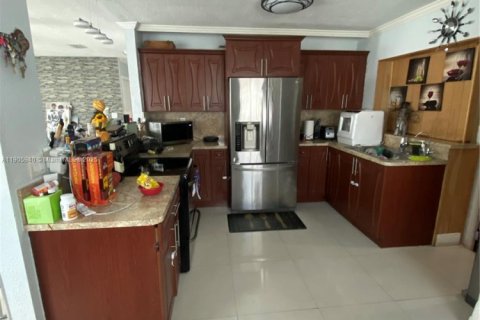 House in Hialeah, Florida 4 bedrooms, 183.2 sq.m. № 2013129 - photo 3