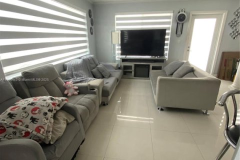 House in Hialeah, Florida 4 bedrooms, 183.2 sq.m. № 2013129 - photo 4