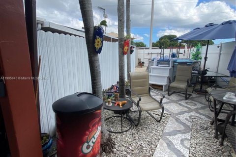 House in Hialeah, Florida 4 bedrooms, 183.2 sq.m. № 2013129 - photo 8