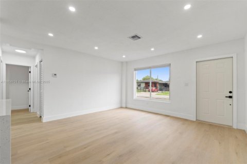 Купить виллу или дом в Майами, Флорида 3 спальни, 113.15м2, № 1898376 - фото 16