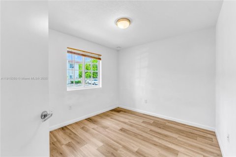 House in Florida City, Florida 3 bedrooms, 118.54 sq.m. № 1971305 - photo 6