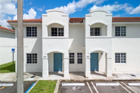 House in Florida City, Florida 3 bedrooms, 118.54 sq.m. № 1971305 - photo 2