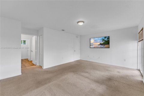 House in Florida City, Florida 3 bedrooms, 118.54 sq.m. № 1971305 - photo 16