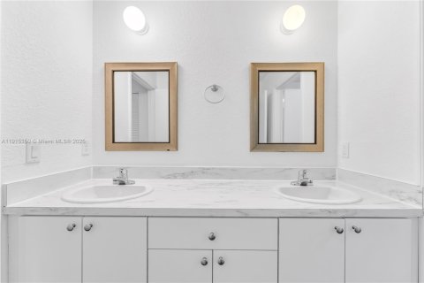 House in Florida City, Florida 3 bedrooms, 118.54 sq.m. № 1971305 - photo 19