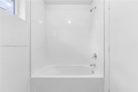 House in Florida City, Florida 3 bedrooms, 118.54 sq.m. № 1971305 - photo 20