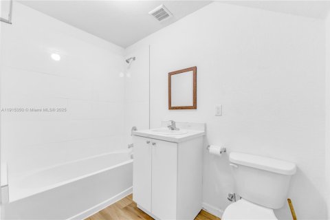 House in Florida City, Florida 3 bedrooms, 118.54 sq.m. № 1971305 - photo 13