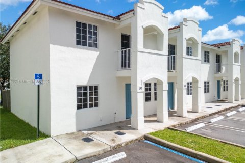 House in Florida City, Florida 3 bedrooms, 118.54 sq.m. № 1971305 - photo 1