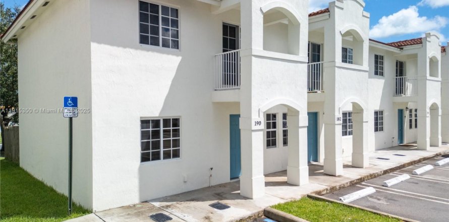 House in Florida City, Florida 3 bedrooms, 118.54 sq.m. № 1971305