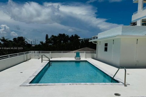 Condo in Surfside, Florida, 1 bedroom  № 1816350 - photo 16