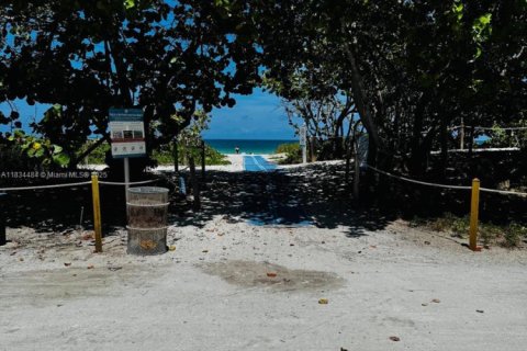 Condo in Surfside, Florida, 1 bedroom  № 1816350 - photo 19