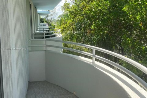 Condo in Surfside, Florida, 1 bedroom  № 1816350 - photo 14