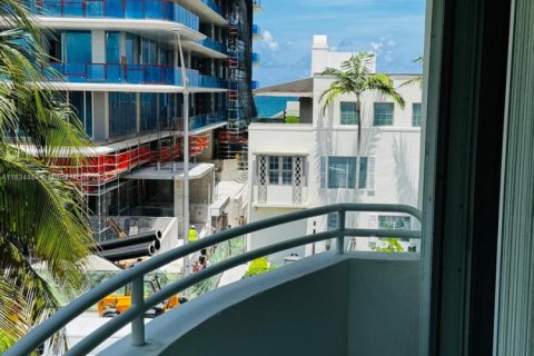 Condo in Surfside, Florida, 1 bedroom  № 1816350 - photo 15