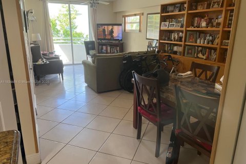 Condo in Surfside, Florida, 1 bedroom  № 1816350 - photo 7