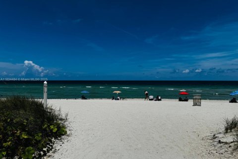 Condo in Surfside, Florida, 1 bedroom  № 1816350 - photo 20
