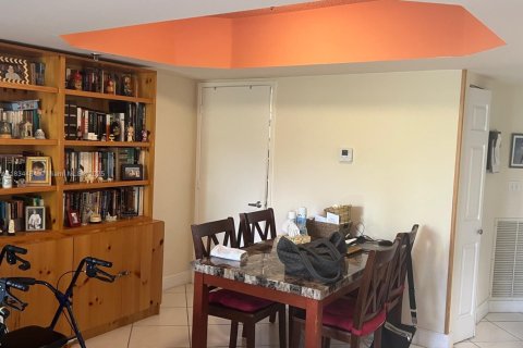 Condo in Surfside, Florida, 1 bedroom  № 1816350 - photo 6