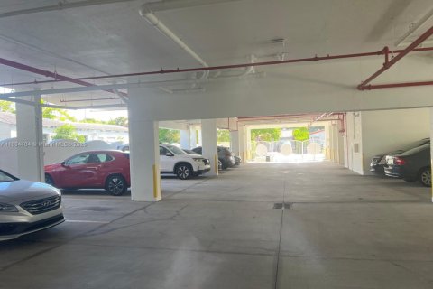 Condo in Surfside, Florida, 1 bedroom  № 1816350 - photo 2
