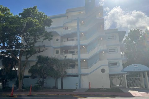 Condo in Surfside, Florida, 1 bedroom  № 1816350 - photo 1