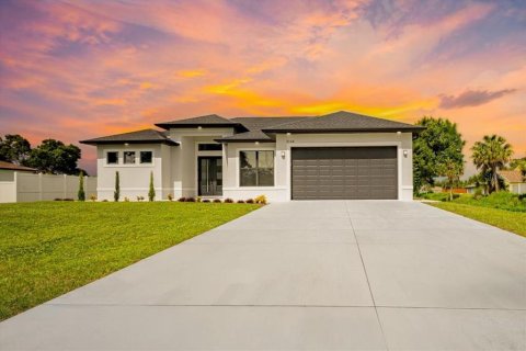 House in Venice, Florida 3 bedrooms, 172.43 sq.m. № 2306559