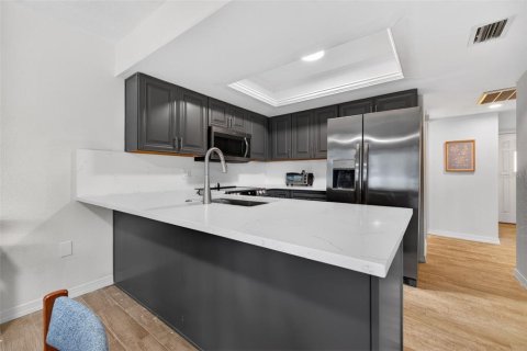 Townhouse in Saint Petersburg, Florida 4 bedrooms, 149.57 sq.m. № 2106283 - photo 7