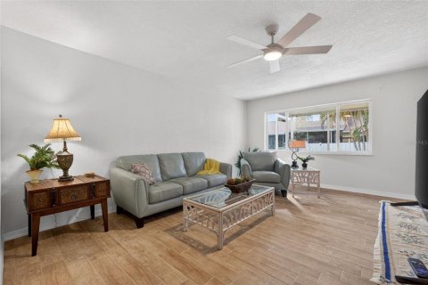 Townhouse in Saint Petersburg, Florida 4 bedrooms, 149.57 sq.m. № 2106283 - photo 2