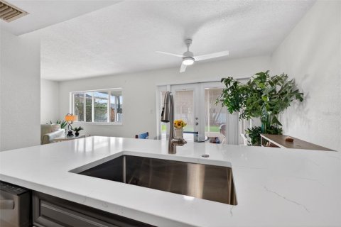 Townhouse in Saint Petersburg, Florida 4 bedrooms, 149.57 sq.m. № 2106283 - photo 11