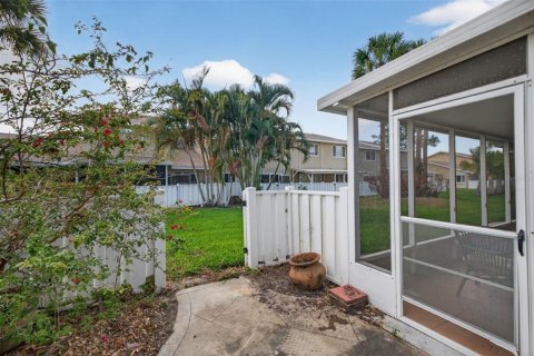 Townhouse in Saint Petersburg, Florida 4 bedrooms, 149.57 sq.m. № 2106283 - photo 23