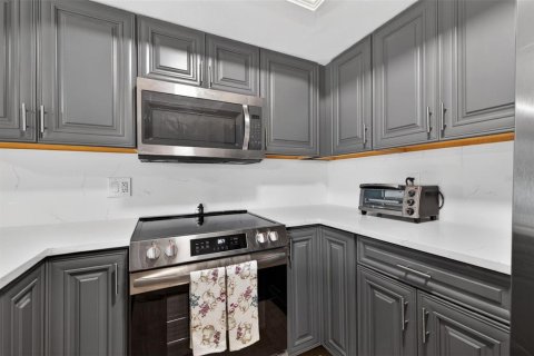 Townhouse in Saint Petersburg, Florida 4 bedrooms, 149.57 sq.m. № 2106283 - photo 10