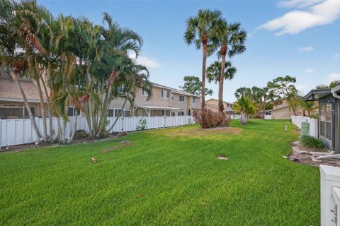 Townhouse in Saint Petersburg, Florida 4 bedrooms, 149.57 sq.m. № 2106283 - photo 27