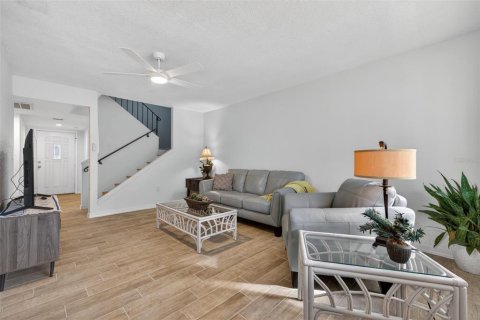 Townhouse in Saint Petersburg, Florida 4 bedrooms, 149.57 sq.m. № 2106283 - photo 3