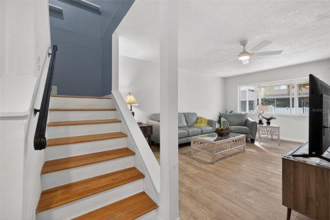 Townhouse in Saint Petersburg, Florida 4 bedrooms, 149.57 sq.m. № 2106283 - photo 15