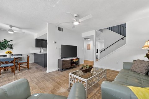 Townhouse in Saint Petersburg, Florida 4 bedrooms, 149.57 sq.m. № 2106283 - photo 4
